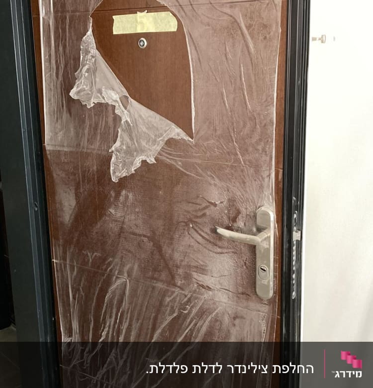 דלת עם חור גדול וידית מתכת